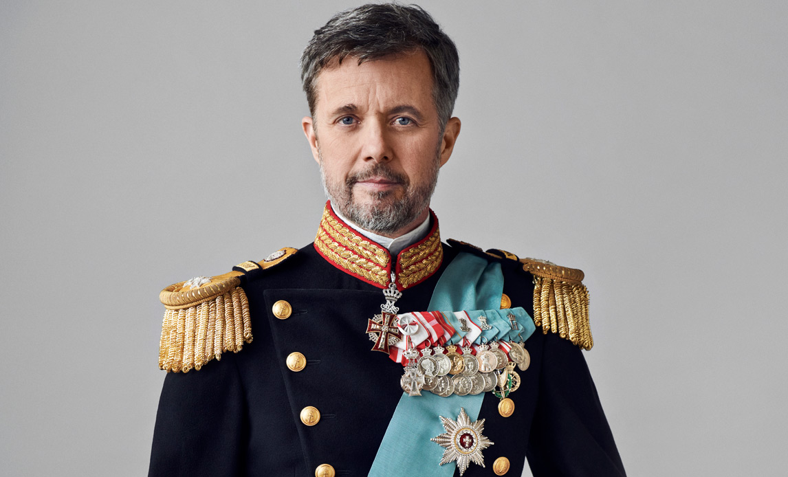 Hans Majest T Kong Frederik 10 Udn Vnt Til Admiral Og Firestjernet   Officielle Gallaportraet 2022 Kronprinsen 2 2024 Artikel 